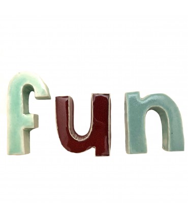 scritta"fun" MV%CERAMICS DESIGN in ceramica verde acqua  e rosso
