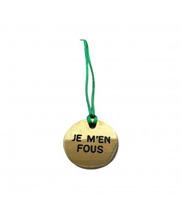 collana VIOLA PISENTI con cordino in seta verde  e medaglietta incisa a mano "je m'en fous'"