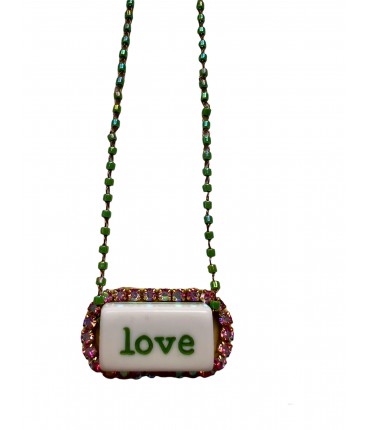 collana TEZEE con piastrina incisa " love" strass rosa e mini cristalli verdi