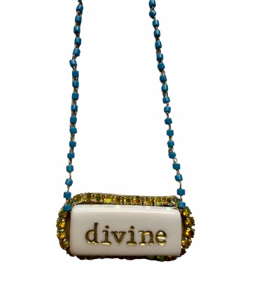 collana TEZEE piastrina incisa "divine" strass lime e micro cristalli azzurri