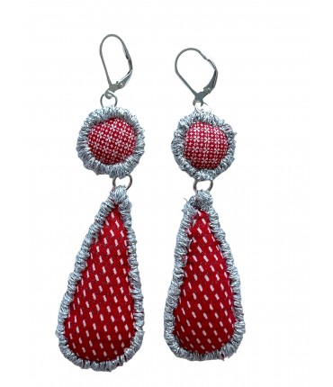 orecchini pendenti LESS. con ciondoli in tessuto rosso con micro pois profilati filo argento